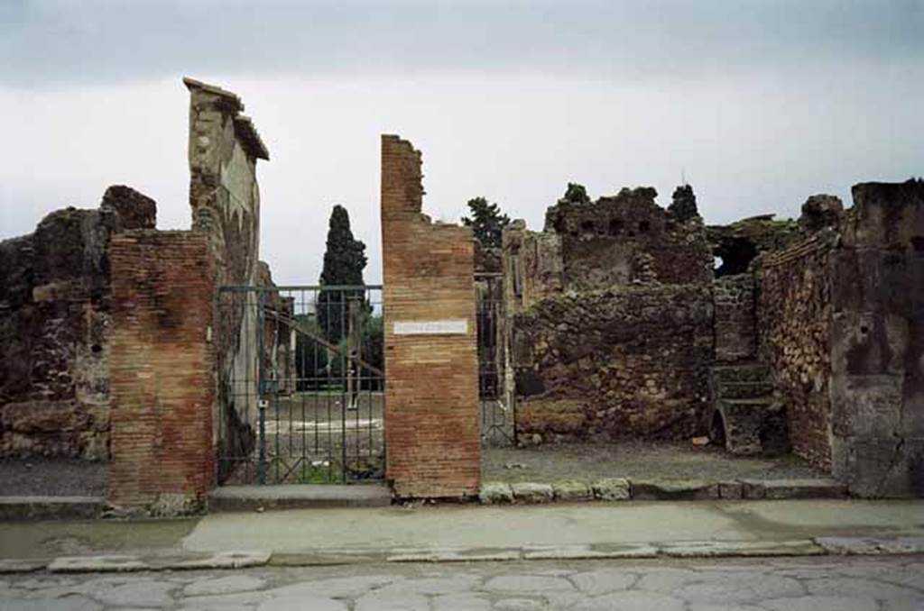 VIII.4.15 and VIII.4.14 Pompeii. January 2009. Looking south from Via dell’Abbondanza to entrance of VIII.4.15 on the left, and VIII.4.14 the linked shop, on the right. Photo courtesy of Rick Bauer.