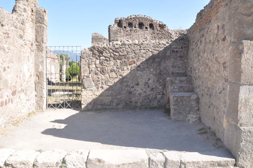 VIII.4.14 Pompeii. July 2017. Looking south across entrance doorway towards doorway into atrium of VIII.4.15.
Foto Annette Haug, ERC Grant 681269 DÉCOR.