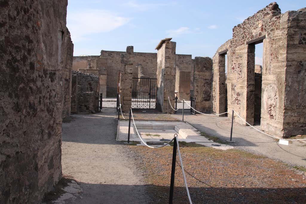 VIII.4.15 Pompeii. September 2021. 
Looking north to atrium from west side of room 6, the tablinum. Photo courtesy of Klaus Heese.