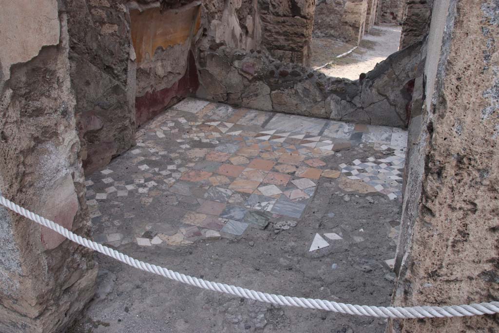 VIII.4.15 Pompeii. September 2021.  
Room 18, looking north in cubiculum, with Opus sectile floor, made of interlocking shaped pieces of coloured marble. 
Photo courtesy of Klaus Heese.