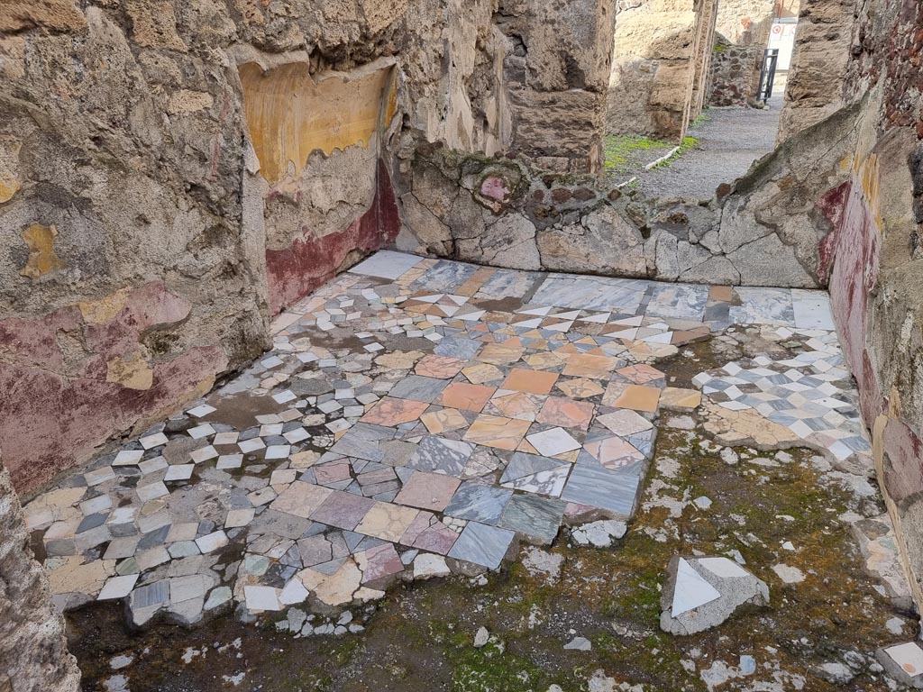 VIII.4.15 Pompeii. December 2023. Room 18, looking north in cubiculum, with Opus sectile floor. Photo courtesy of Miriam Colomer.