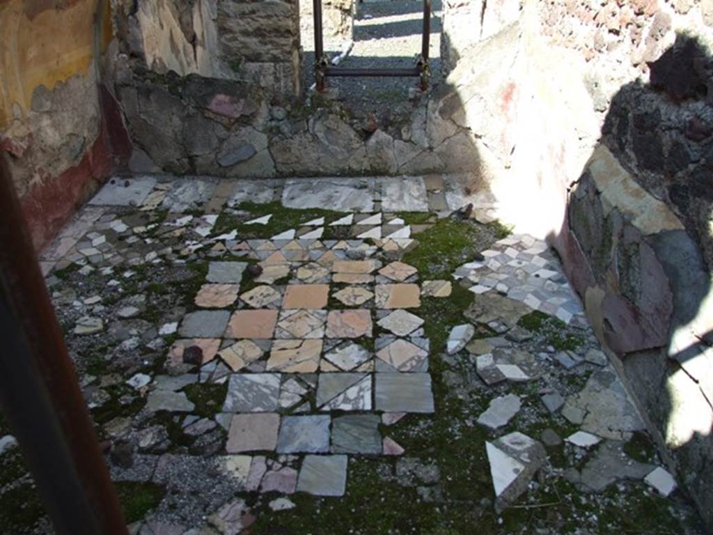 VIII.4.15 Pompeii. March 2009. Room 18, cubiculum, with Opus sectile floor, made of interlocking shaped pieces of coloured marble.
Looking north.