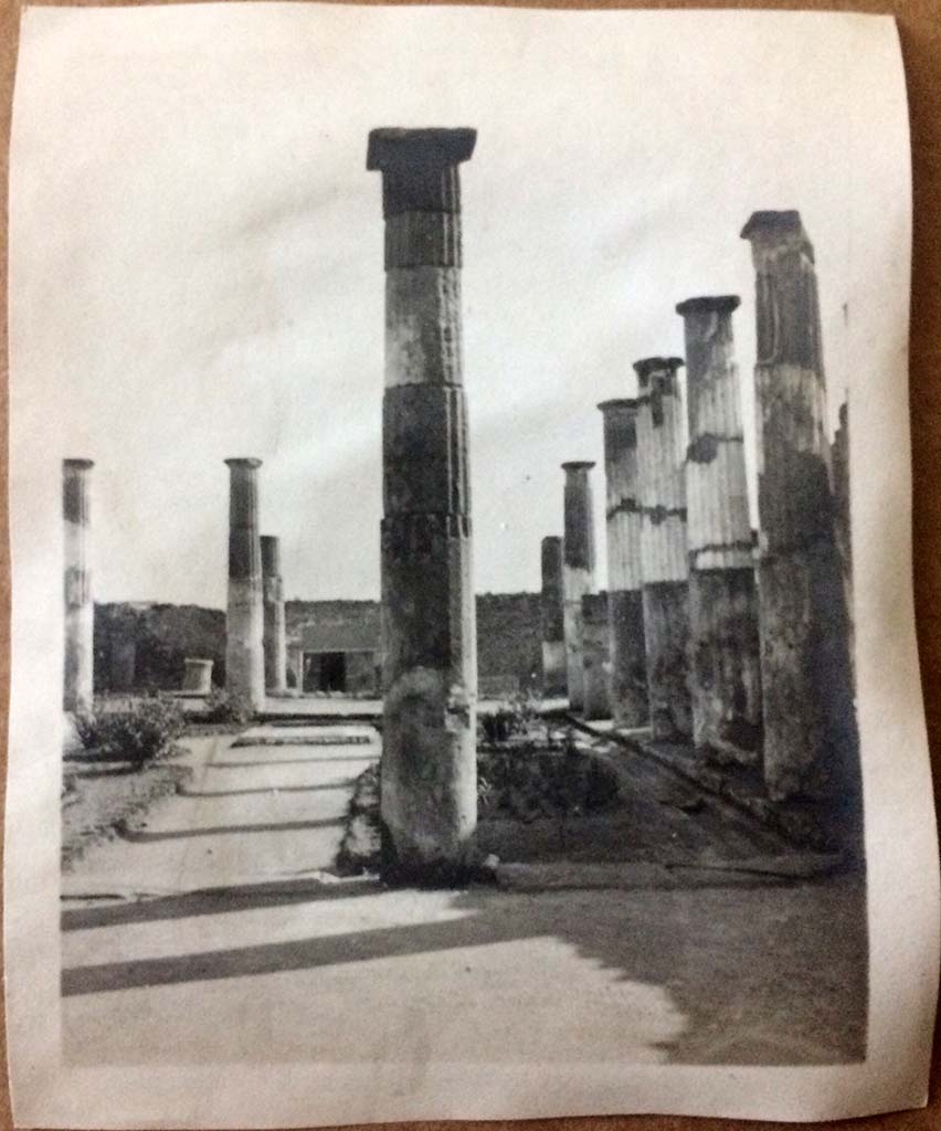 VIII.4.15 Pompeii. August 27, 1904. 
Looking south across peristyle garden from near room 18. Photo courtesy of Rick Bauer.