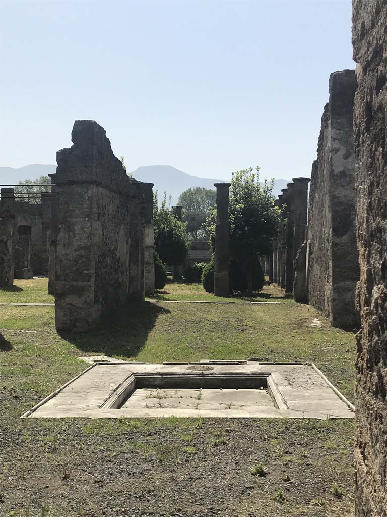 VIII.4.15 Pompeii. April 2019. Looking south across atrium from entrance corridor.
Photo courtesy of Rick Bauer.