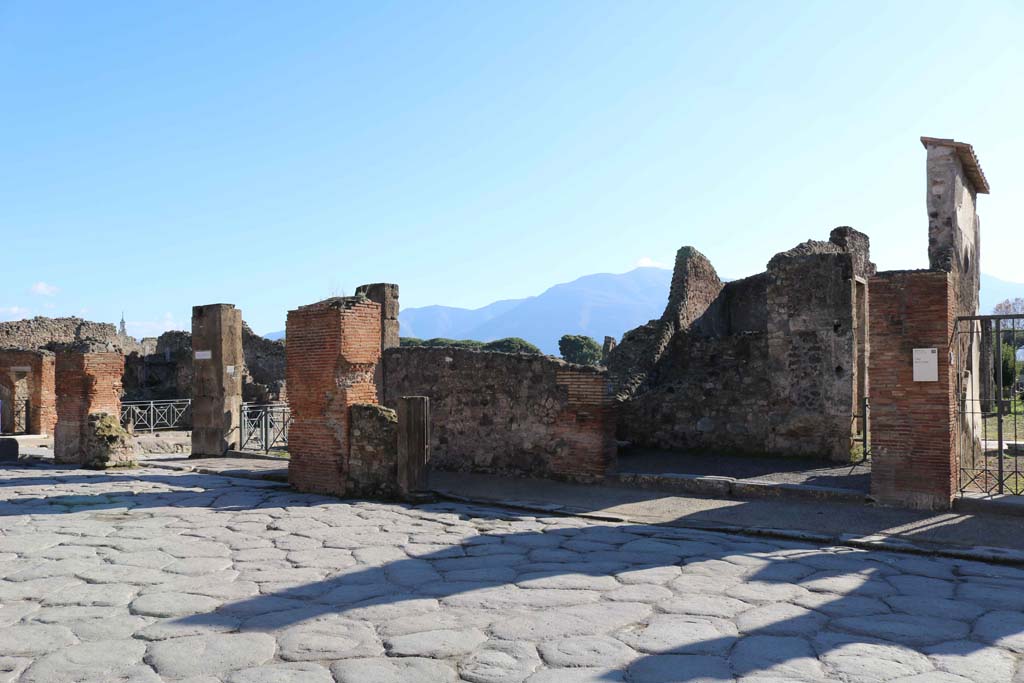 VIII.4.16 Pompeii, centre right. December 2018. 
Looking south-east on south side of Via dell’Abbondanza towards Holconius’ crossroads, with Via Stabiana, on left. Photo courtesy of Aude Durand.