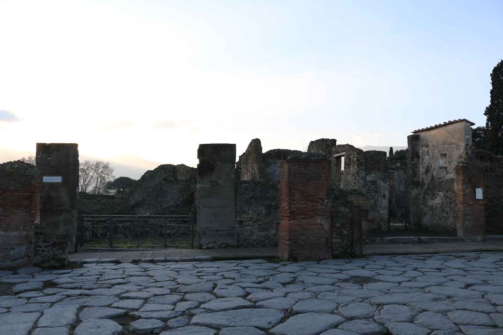 VIII.4.17, Pompeii December 2018. 
Looking south to entrance doorway, at corner of junction between Via dell’Abbondanza and Via Stabiana. Photo courtesy of Aude Durand.