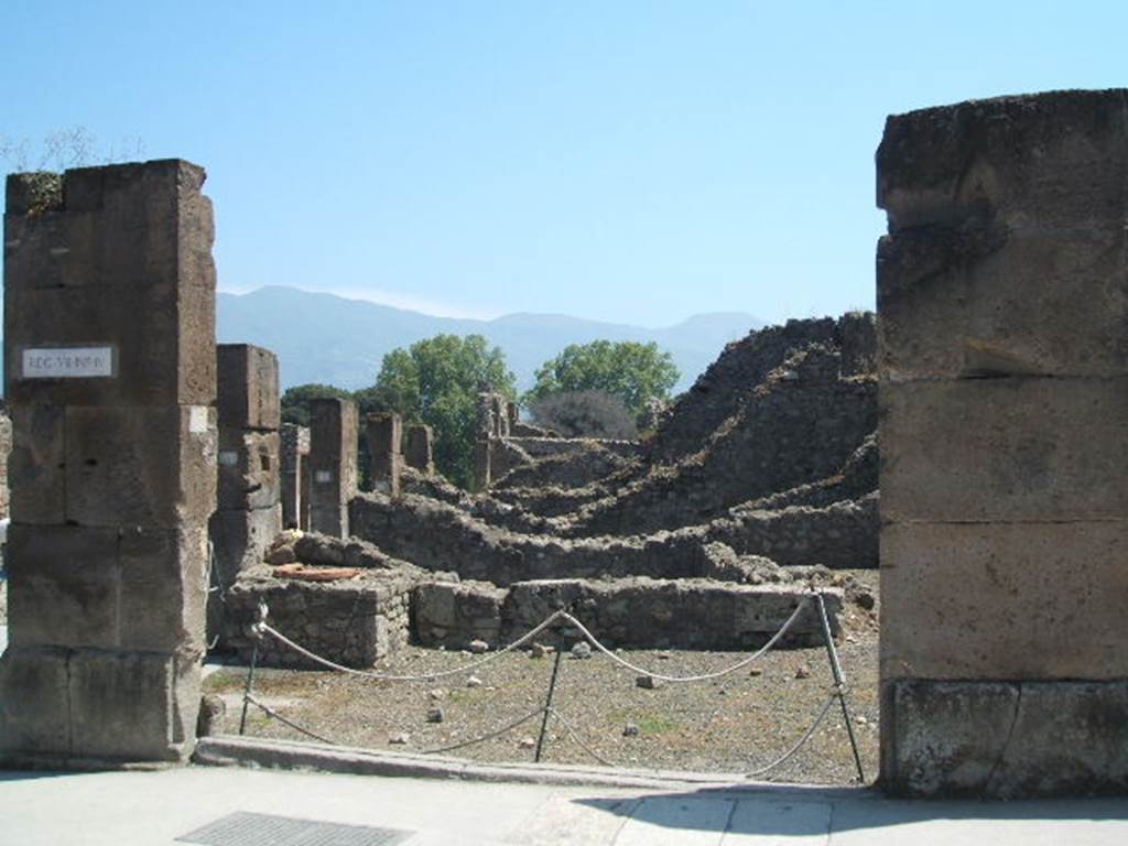 VIII.4.17 Pompeii. May 2005. Entrance on Via dell’ Abbondanza. Looking south.