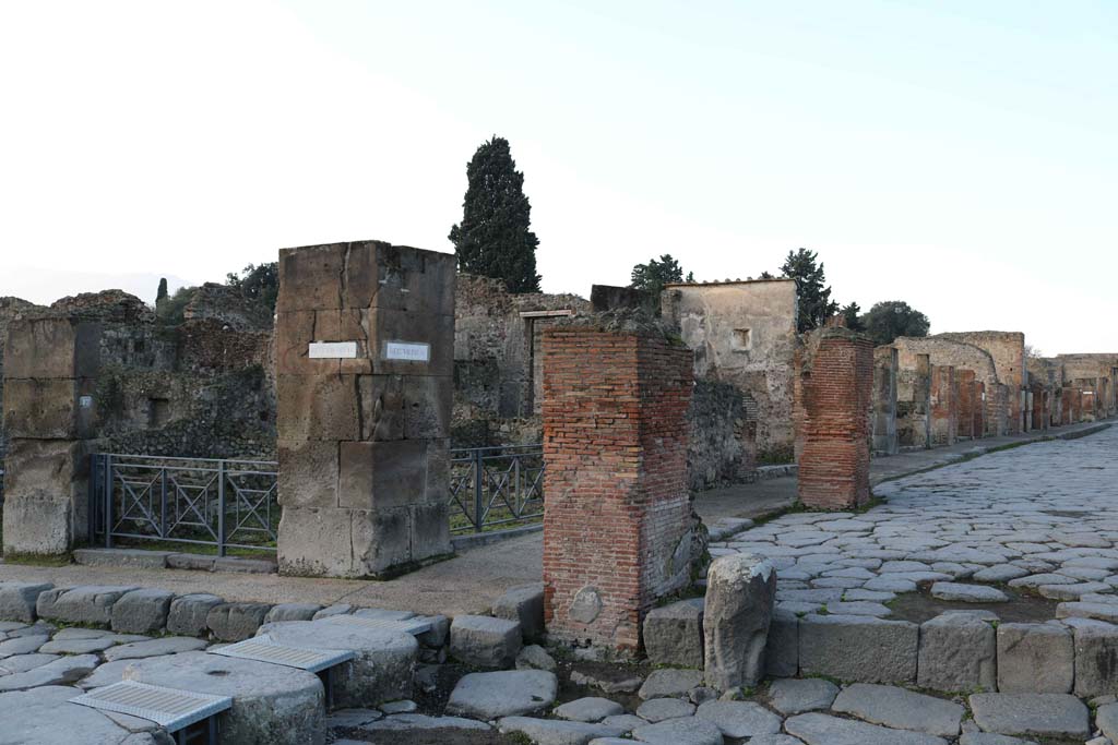 Via Stabiana, on left, with entrance VIII.4.17a, and VIII.4.17, on Via dell’Abbondanza, in centre. December 2018. 
Looking west from Holconius’ crossroads. Photo courtesy of Aude Durand