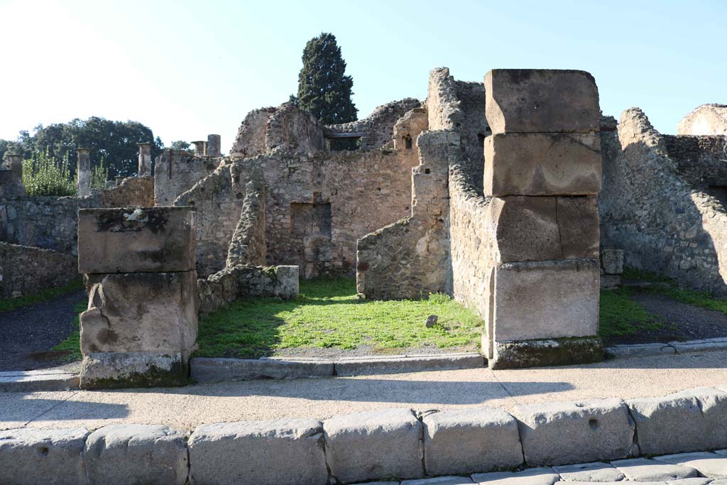 VIII.4.21 Pompeii, in centre. December 2018. 
Looking west on Via Stabiana towards entrance doorway. Photo courtesy of Aude Durand.