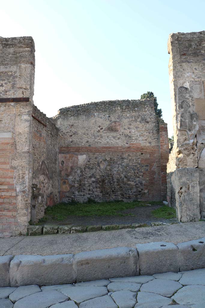 VIII.4.25 Pompeii. December 2018. 
Looking west to entrance doorway. Photo courtesy of Aude Durand.