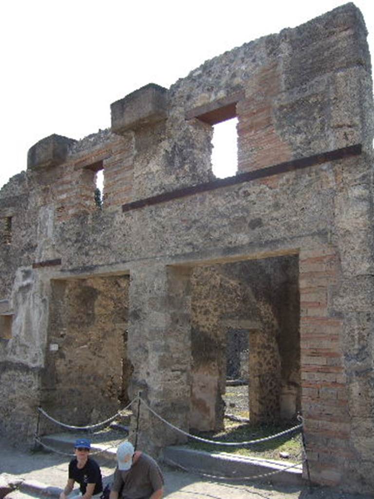 VIII.4.27 and VIII.4.26 Pompeii. September 2005. Entrances.