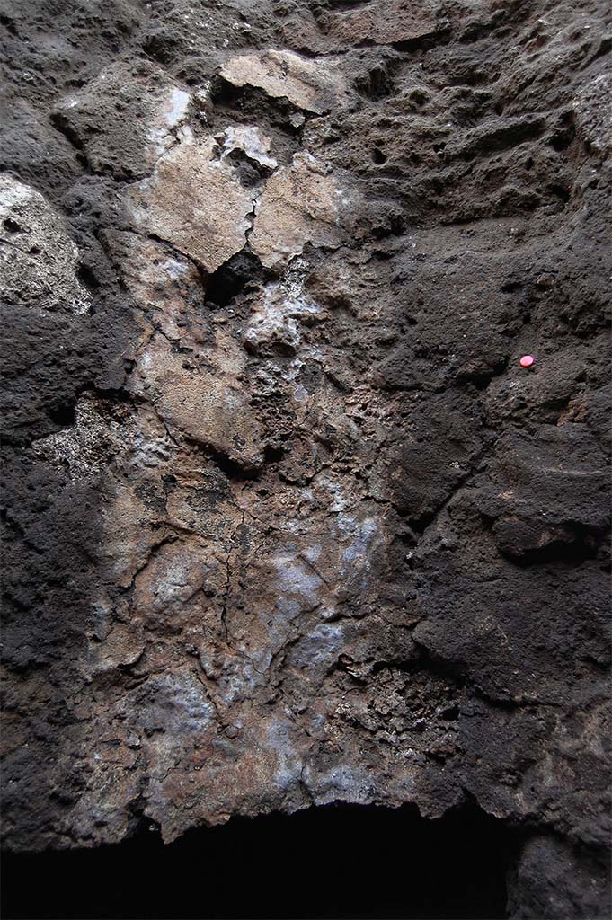 Fig. 18 – Pompéi, boulangerie VIII 4, 26-27 – Traces de matière fécale le long du côté sud de la latrine.
Pris du nord. Cliché : N. Monteix /EFR.
