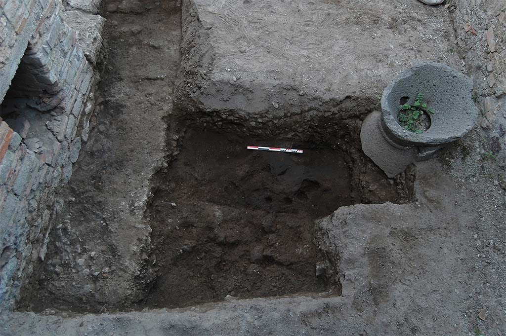 Fig. 19 – Pompéi, boulangerie VIII 4, 26-27 – Dégagement partiel de la salle située au sud du four.
Pris de l’ouest. Cliché : S. Aho /EFR.