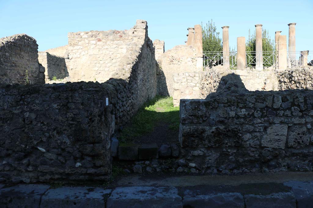 VIII.4.29 Pompeii. December 2018. Looking north to entrance doorway on Via del Tempio d’Iside. Photo courtesy of Aude Durand.
