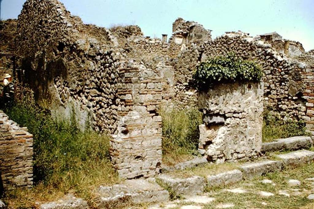 VIII.4.33 Pompeii on left, VIII.4.32 and VIII.4.31 on right. 1959. 
Looking towards entrance doorways on Via del Tempio d’Iside.  Photo by Stanley A. Jashemski.
Source: The Wilhelmina and Stanley A. Jashemski archive in the University of Maryland Library, Special Collections (See collection page) and made available under the Creative Commons Attribution-Non Commercial License v.4. See Licence and use details.
J59f0269