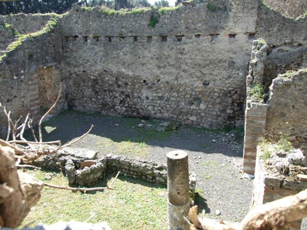 VIII.4.33 Pompeii. March 2009. Looking west towards the courtyard area. Taken from above.  According to Fiorelli, and Liselotte Eschebach, there were steps to the upper floor and kitchen against the west wall.
See Pappalardo, U., 2001. La Descrizione di Pompei per Giuseppe Fiorelli (1875). Napoli: Massa Editore. (p. 130)
See Eschebach, L., 1993. Gebäudeverzeichnis und Stadtplan der antiken Stadt Pompeji. Köln: Böhlau. (p. 375)