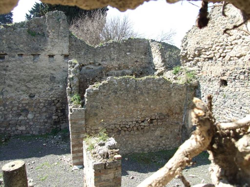 VIII.4.33 Pompeii. March 2009. Photo taken from above. 
Looking west to the two rooms on the north side of the peristyle. The furthest was a cubiculum. The nearest was a triclinium fenestratum – a windowed triclinium.