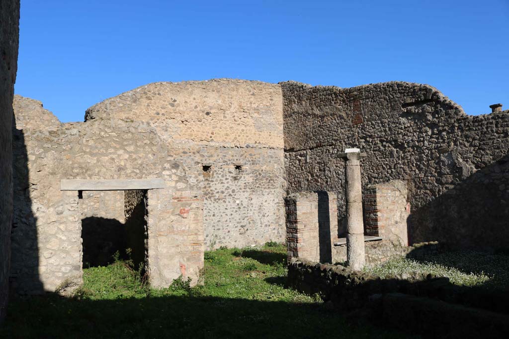VIII.4.33 Pompeii. December 2018. 
Looking towards north side of peristyle, with doorway to a cubiculum, on left, and to a windowed triclinium, on right.
Photo courtesy of Aude Durand.