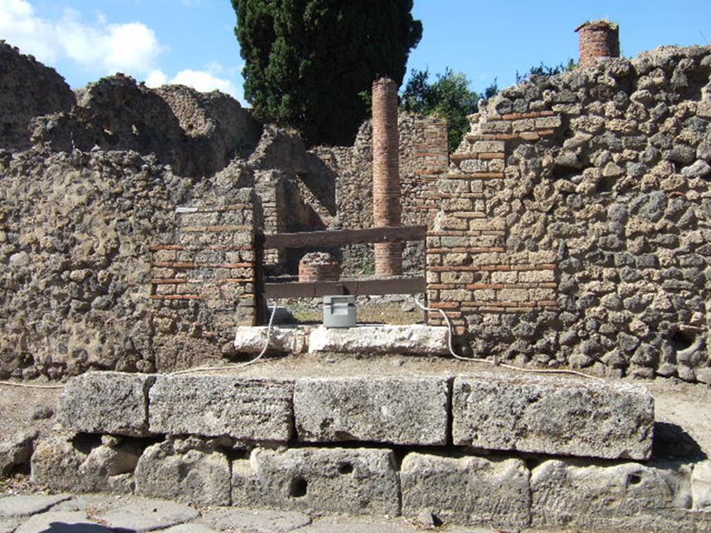 VIII.4.34 Pompeii.  September 2005.  Entrance above raised pavement.