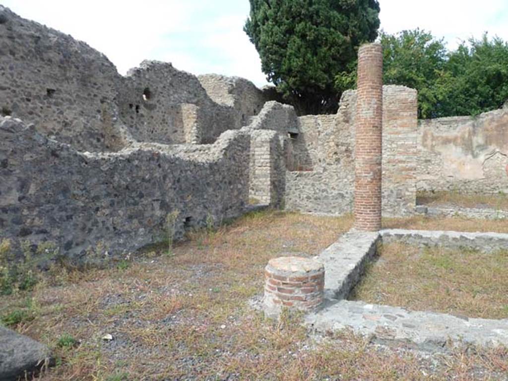 VIII.4.34 Pompeii, September 2015. West wall of atrium, with doorway, centre, leading to kitchen and latrine.