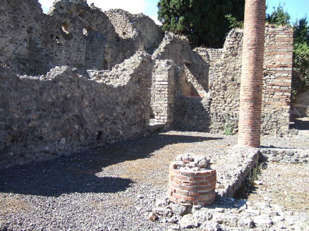 VIII.4.34 Pompeii. September 2005. West side of atrium. The door in the west wall leads to the kitchen and latrine. The window overlooking the atrium is from the cubiculum on the left of the tablinum.