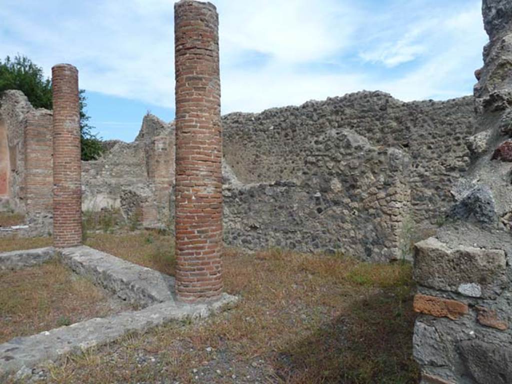 VIII.4.34 Pompeii, September 2015. East side of the atrium.