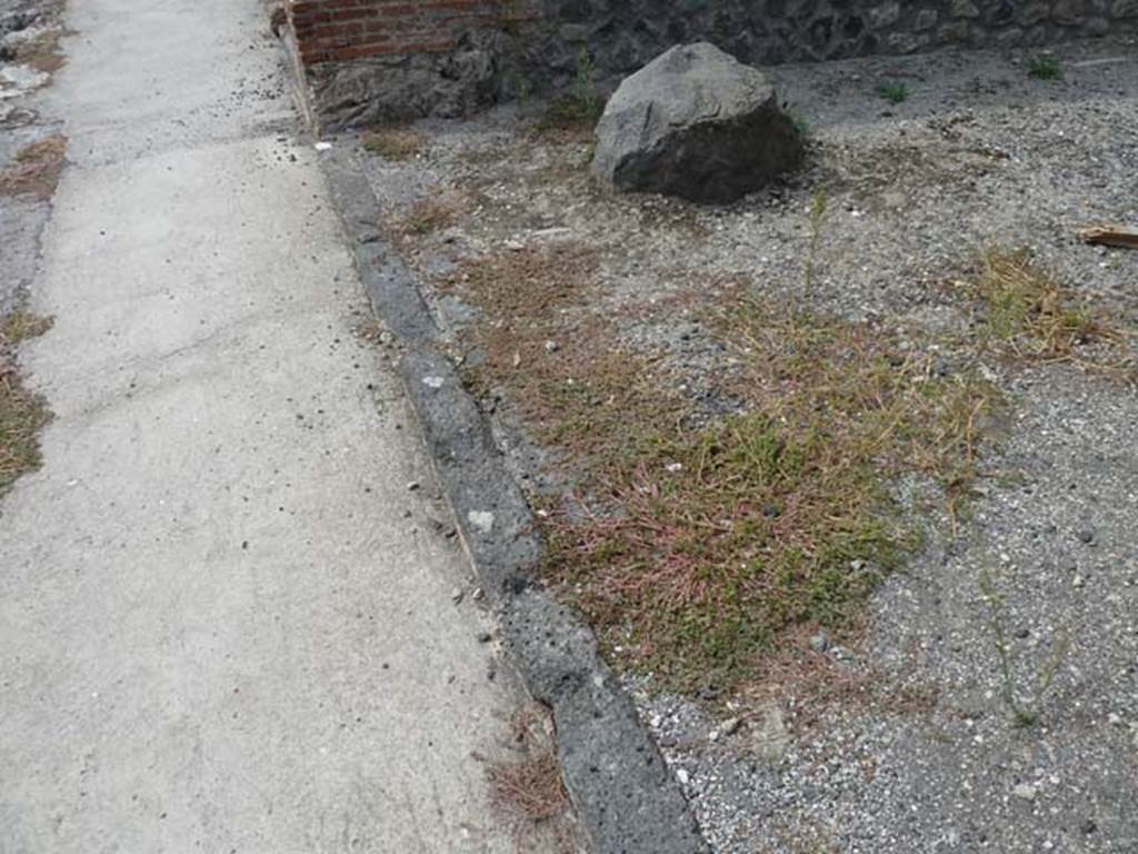 VIII.4.36 Pompeii, September 2015. Looking west along threshold of shop. According to Eschebach, on the left side was the shop counter, no longer preserved. Also on the left would have been the steps to the upper floor.
See Eschebach, L., 1993. Gebäudeverzeichnis und Stadtplan der antiken Stadt Pompeji. Köln: Böhlau. (p.376).