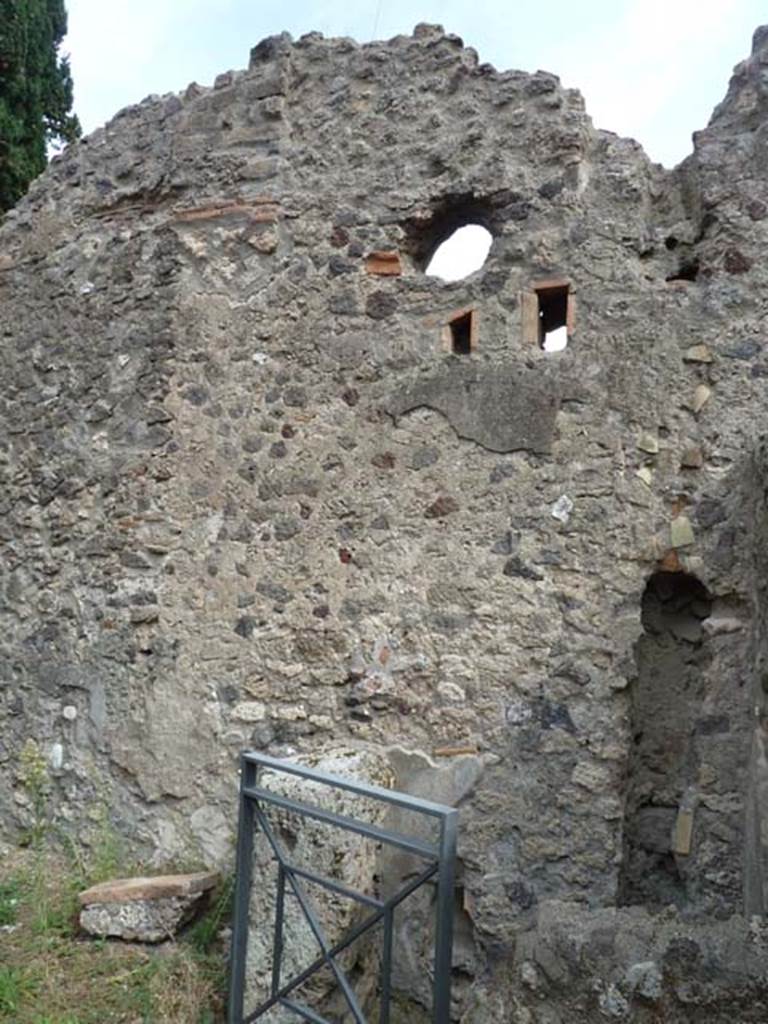 VIII.4.37 Pompeii. September 2015. East wall, and upper level with holes for support beams of upper floor room.