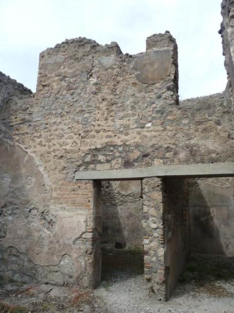 VIII.4.37 Pompeii. September 2015. Upper wall of central courtyard.