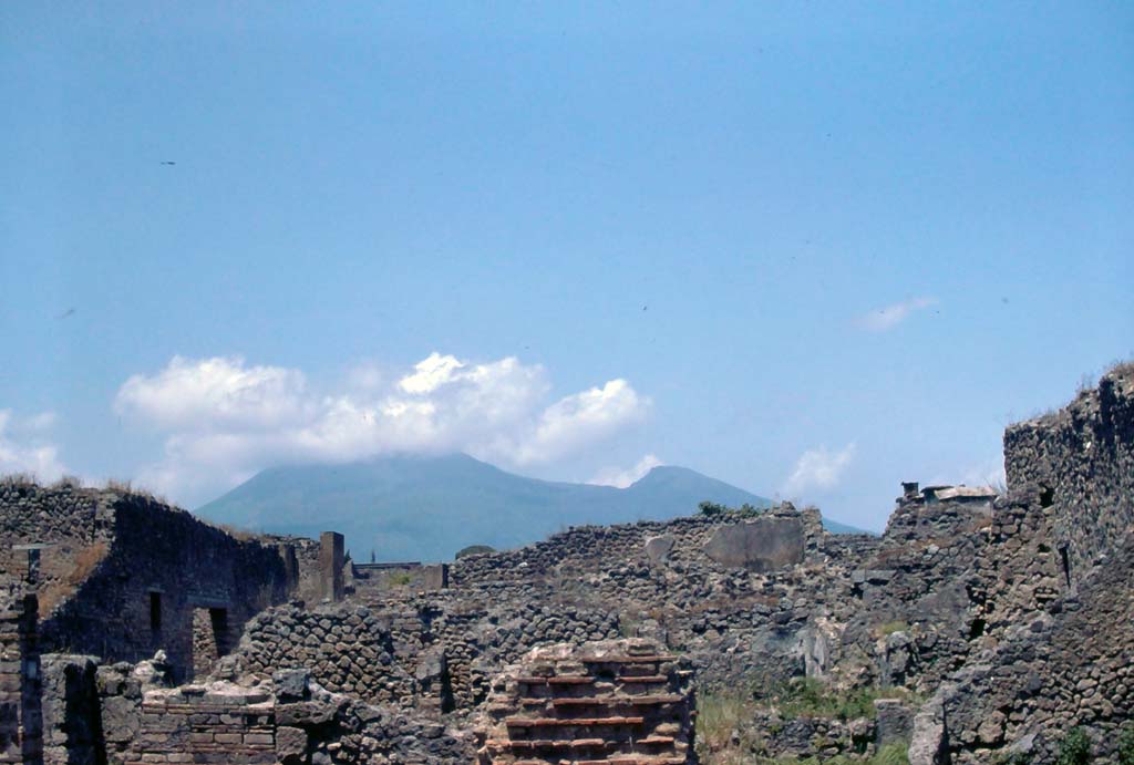 VIII.4.39 Pompeii on right, and VIII.4.40a on left. July 1980. Looking north to entrances from Via del Tempio d’Iside.
Photo courtesy of Rick Bauer, from Dr George Fay’s slides collection.