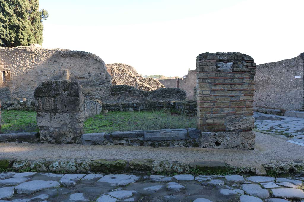 VIII.4.40 Pompeii. December 2018. 
Looking east at corner junction of Via dei Teatri, lower left, and Via del Tempio d’Iside, on right. Photo courtesy of Aude Durand.