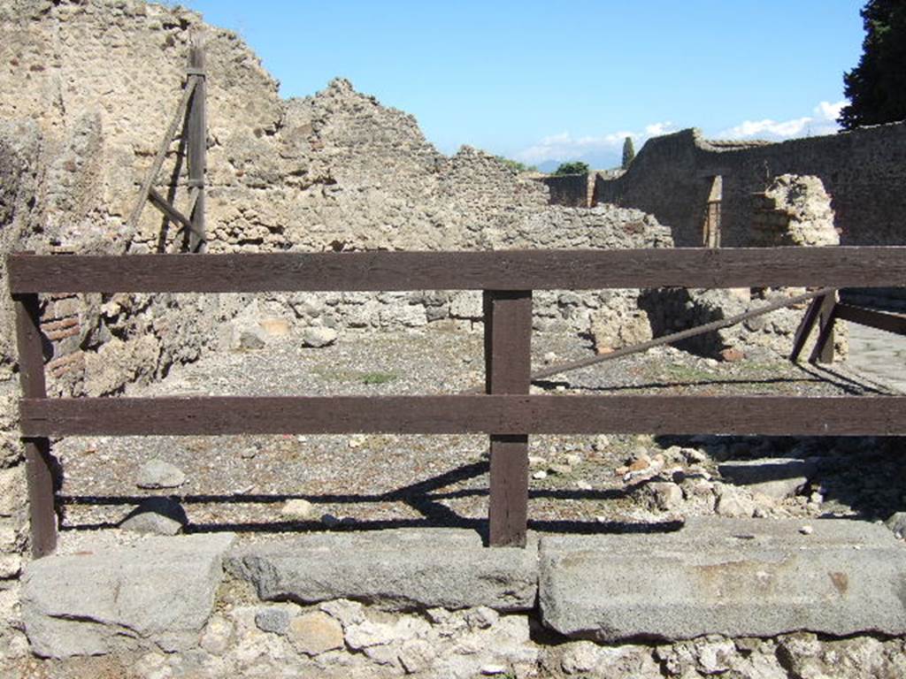 VIII.4.40 Pompeii. September 2005. Entrance, looking east. On the right is the other entrance at VIII.4.40a on Via del Tempio d’Iside.