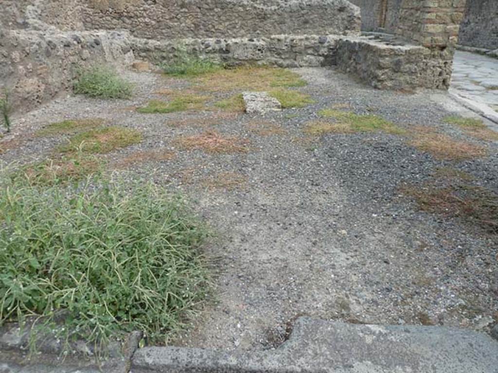 VIII.4.40 Pompeii. September 2015. Entrance doorway, looking east. On the right is the other entrance at VIII.4.40a on Via del Tempio d’Iside.