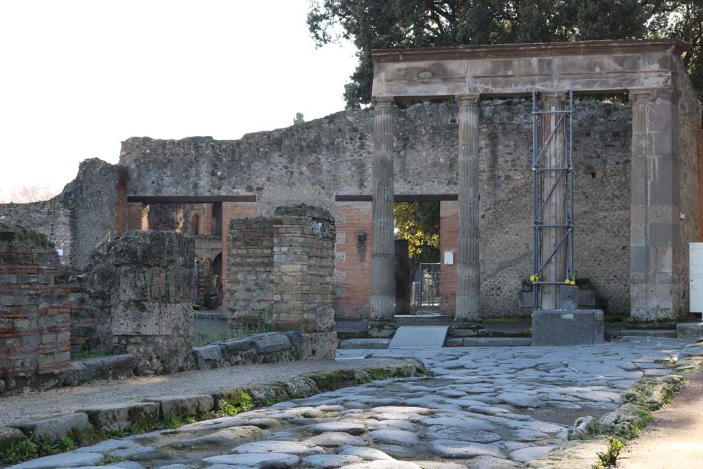 VIII.4.41 Pompeii and VIII.4.40, on left. December 2018. 
Looking south-east towards entrance doorways, on left, from Via dei Teatri across junction to Via del Tempio d’Iside.
Photo courtesy of Aude Durand.