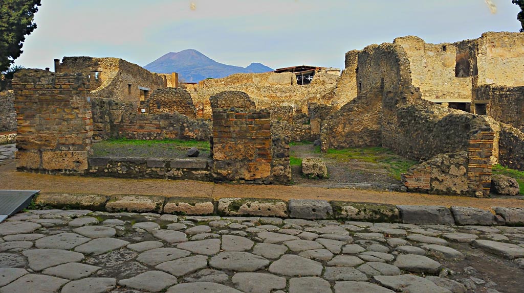 VIII.4.40a Pompeii, on left. 2017/2018/2019. Looking north to entrance doorway at junction of roadway with Via dei Teatri, on left.
VIII.4.39 is the entrance doorway on the right. Photo courtesy of Giuseppe Ciaramella.