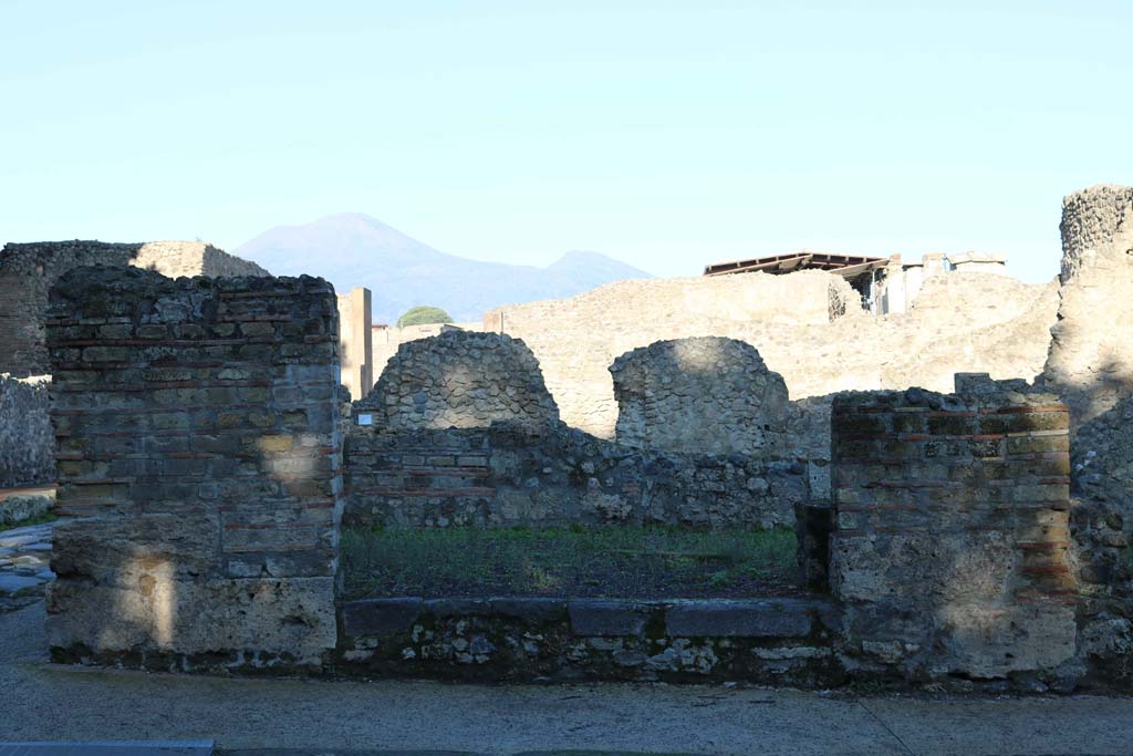 VIII.4.40a Pompeii. December 2018. 
Looking north to entrance at corner junction of Via dei Teatri, on left, and Via del Tempio d’Iside, lower right. Photo courtesy of Aude Durand.