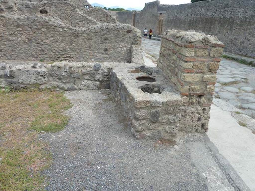 VIII.4.40 Pompeii. September 2015. Looking towards south-east corner.