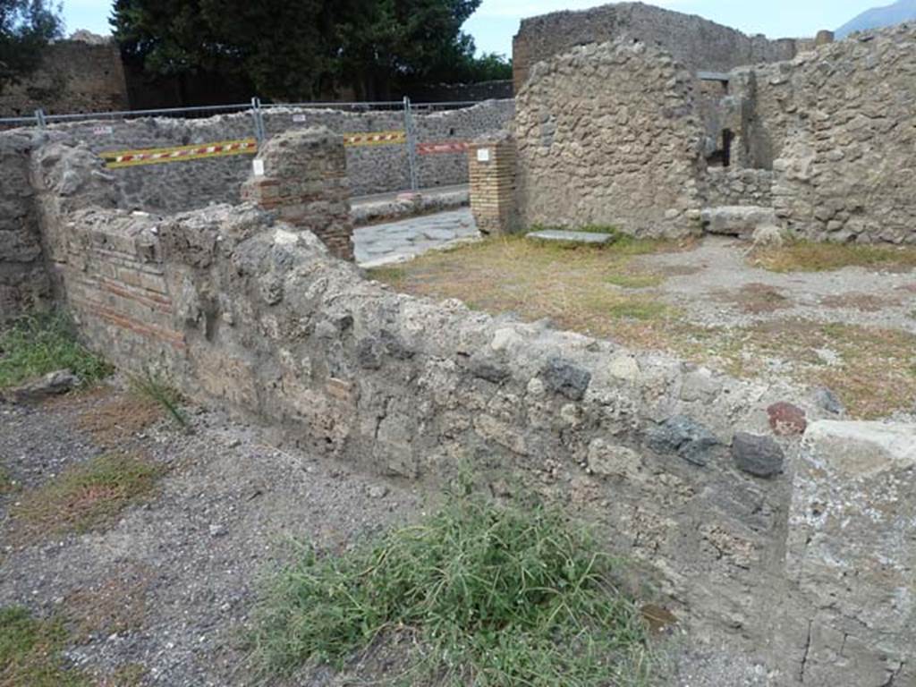 VIII.4.40 Pompeii. September 2015. Lower part of photo, looking towards north wall and north-west corner. The upper photo is part of VIII.4.41/42.