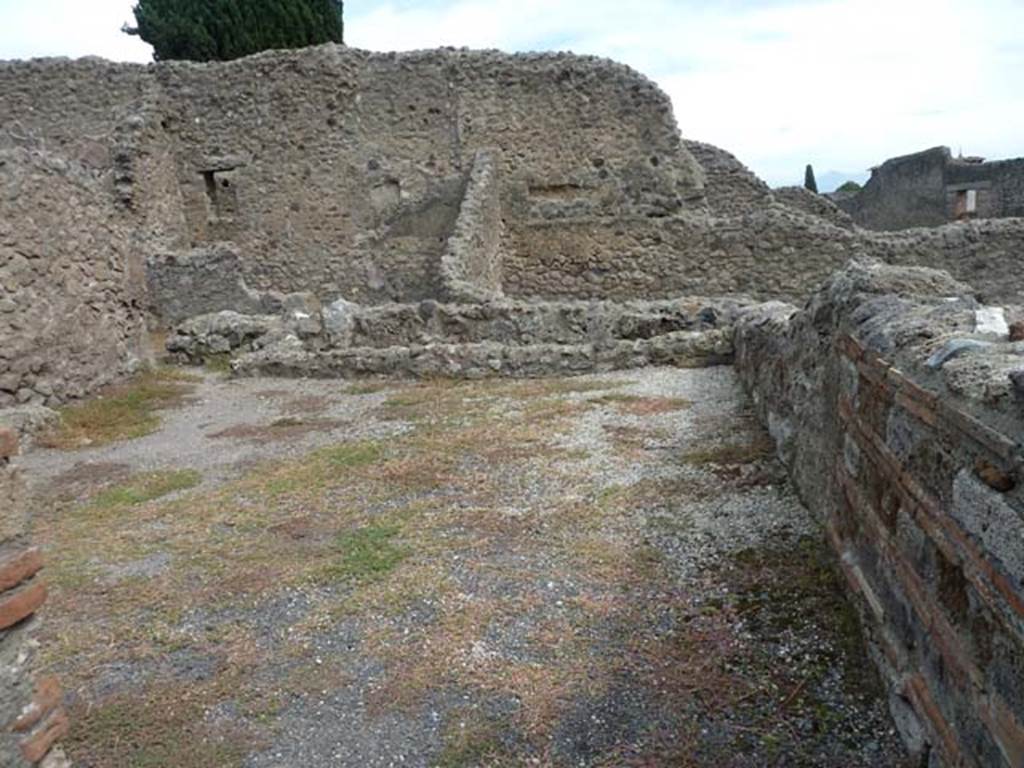 VIII.4.41 Pompeii. September 2015. Looking east from entrance. The latrine appeared to be in the lower right of the photo, in a curved area. The area at the rear of the photo belonged to VIII.4.42.