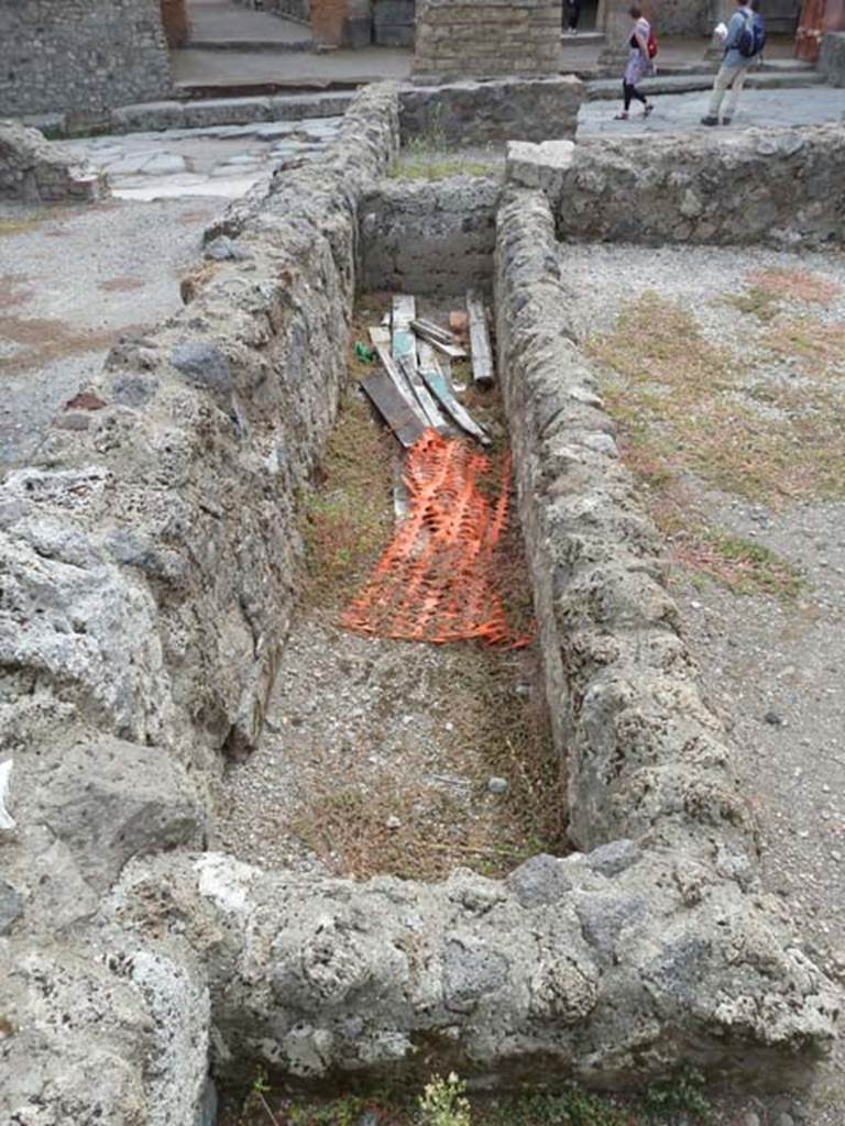 VIII.4.42 Pompeii. September 2015. Looking south along water-trough/basin.