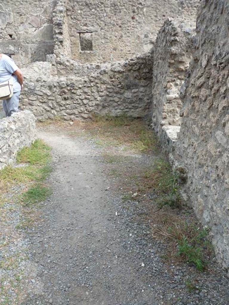 VIII.4.43 Pompeii. September 2015. Looking east from entrance doorway.