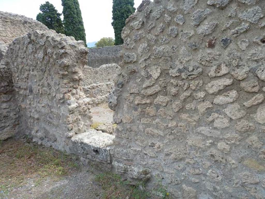 VIII.4.43 Pompeii. September 2015. South wall with doorway through to stable at VIII.4.42.  According to Fiorelli - VIII.4.43 – Vi era di fianco una cella pel custos stabuli, che guardava in esso, e communicava con la bottega attigua.  (translation: “At the side was a room for the custos stabuli, which communicated with the adjoining shop”.
See Pappalardo, U., 2001. La Descrizione di Pompei per Giuseppe Fiorelli (1875). Napoli: Massa Editore. (p.130).