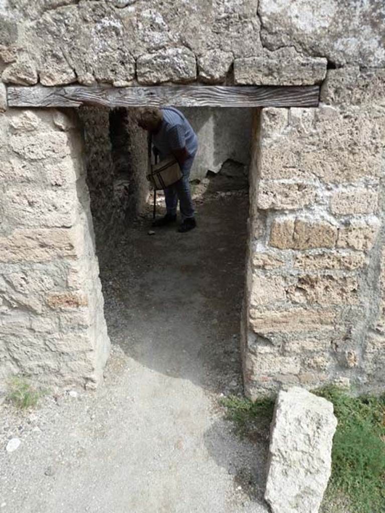 VIII.4.44 Pompeii. September 2015. Doorway in east wall of room at rear of triclinium.
