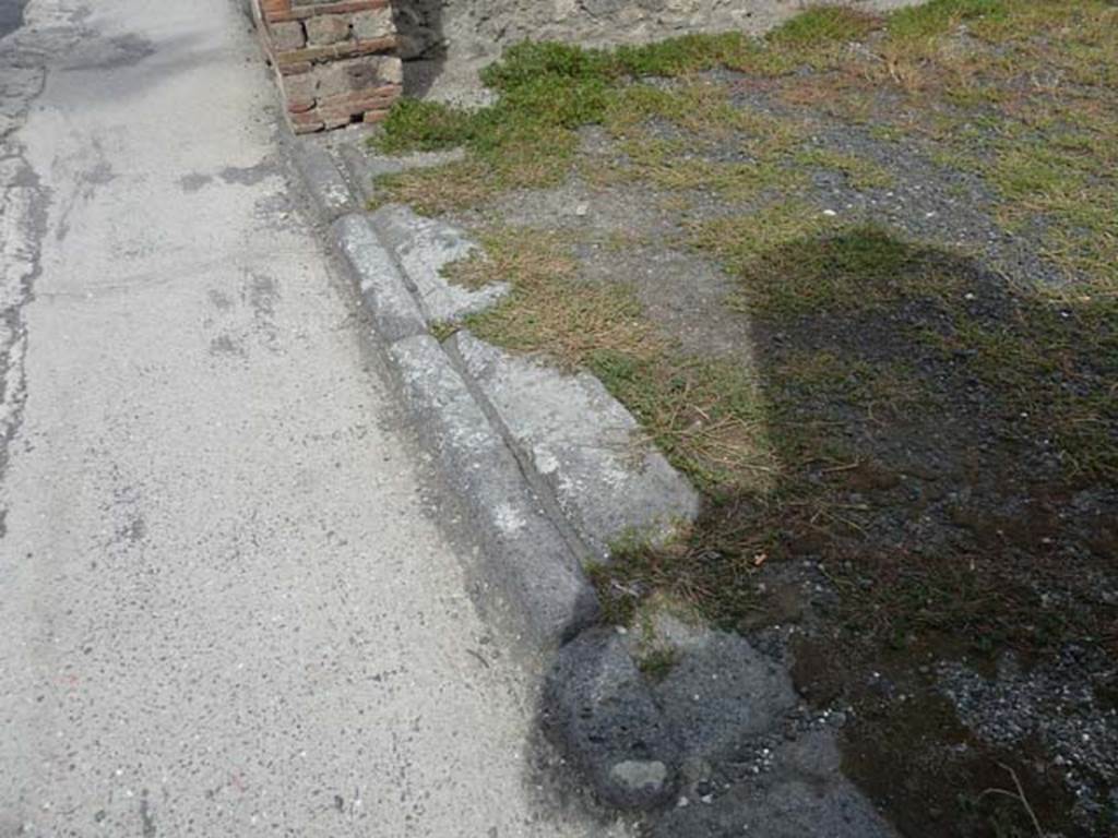 VIII.4.45 Pompeii. September 2015. Threshold of entrance doorway.