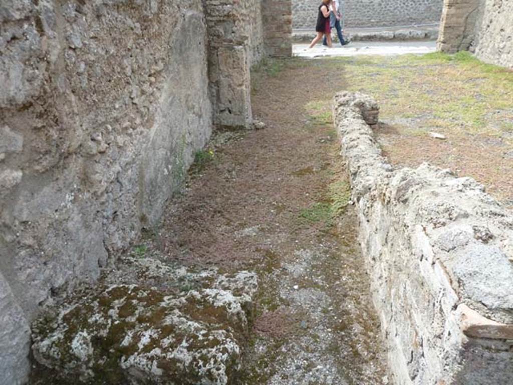 VIII.4.45 Pompeii. September 2015. Looking west from steps in corridor.