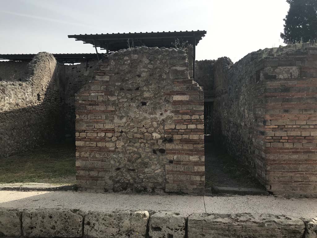 VIII.4.50 Pompeii, on left and VIII.4.49. April 2019. 
Looking east to pilaster between two linked doorways. Photo courtesy of Rick Bauer.