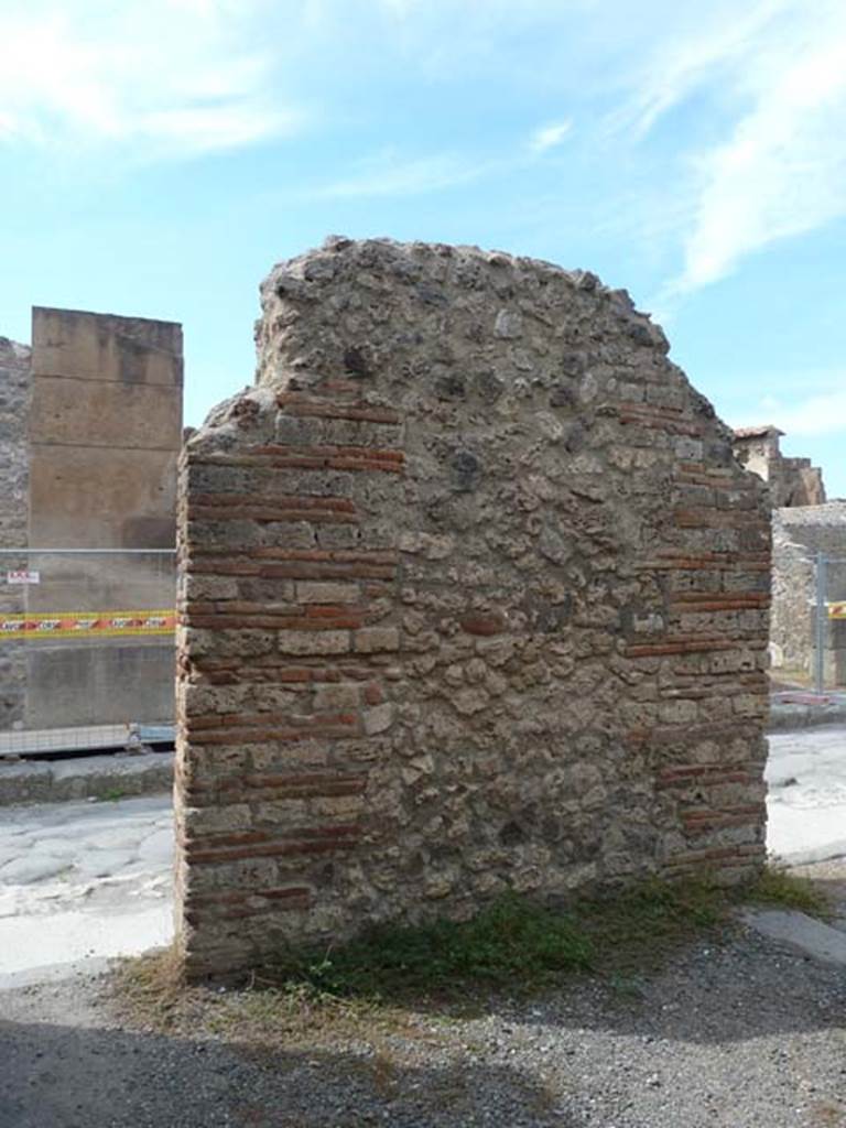VIII.4.49 Pompeii. September 2015. Looking west to pilaster between two linked doorways, VIII.4.49 and VIII.4.50.