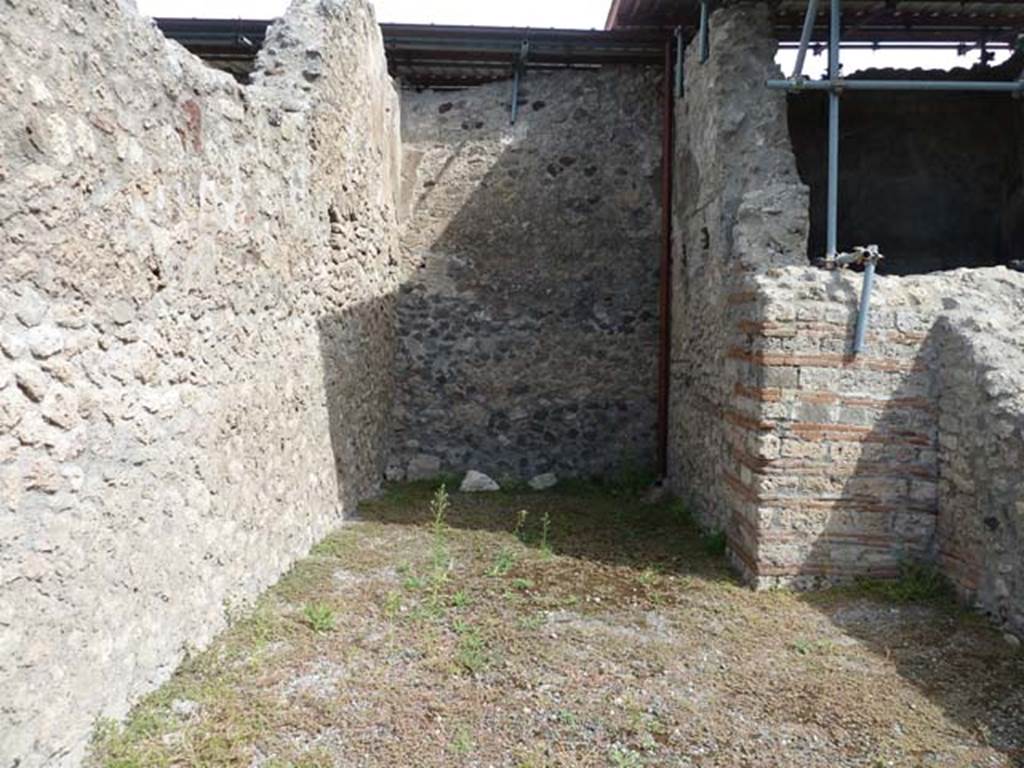 VIII.4.50 Pompeii. September 2015. Looking east.
