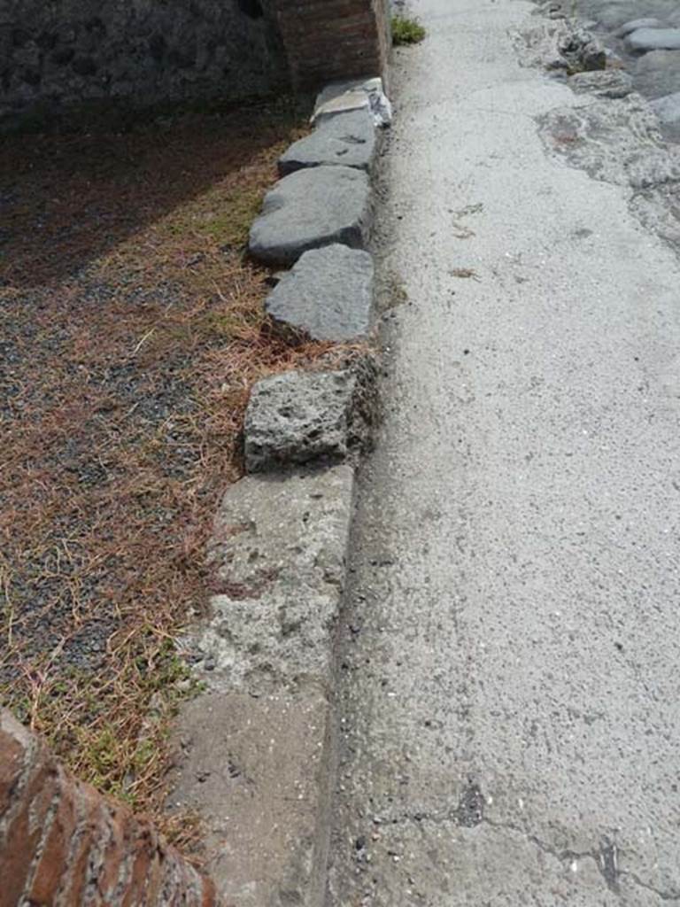 VIII.4.51 Pompeii. September 2015. Entrance doorway threshold.