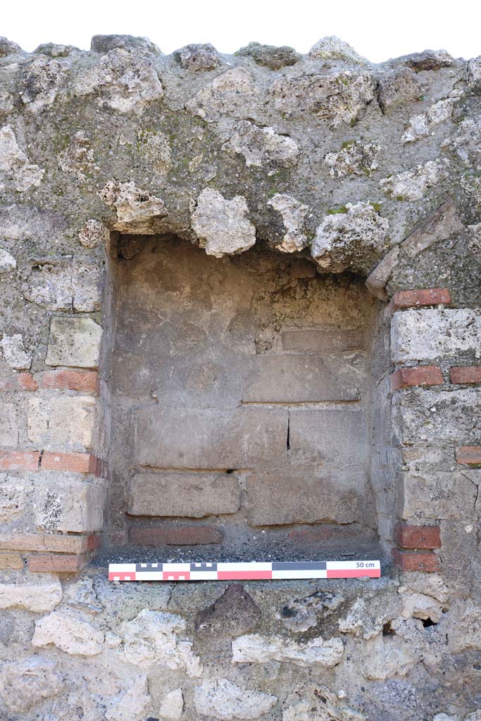 VIII.4.51 Pompeii. December 2018. 
Detail of niche in south wall. Photo courtesy of Aude Durand.